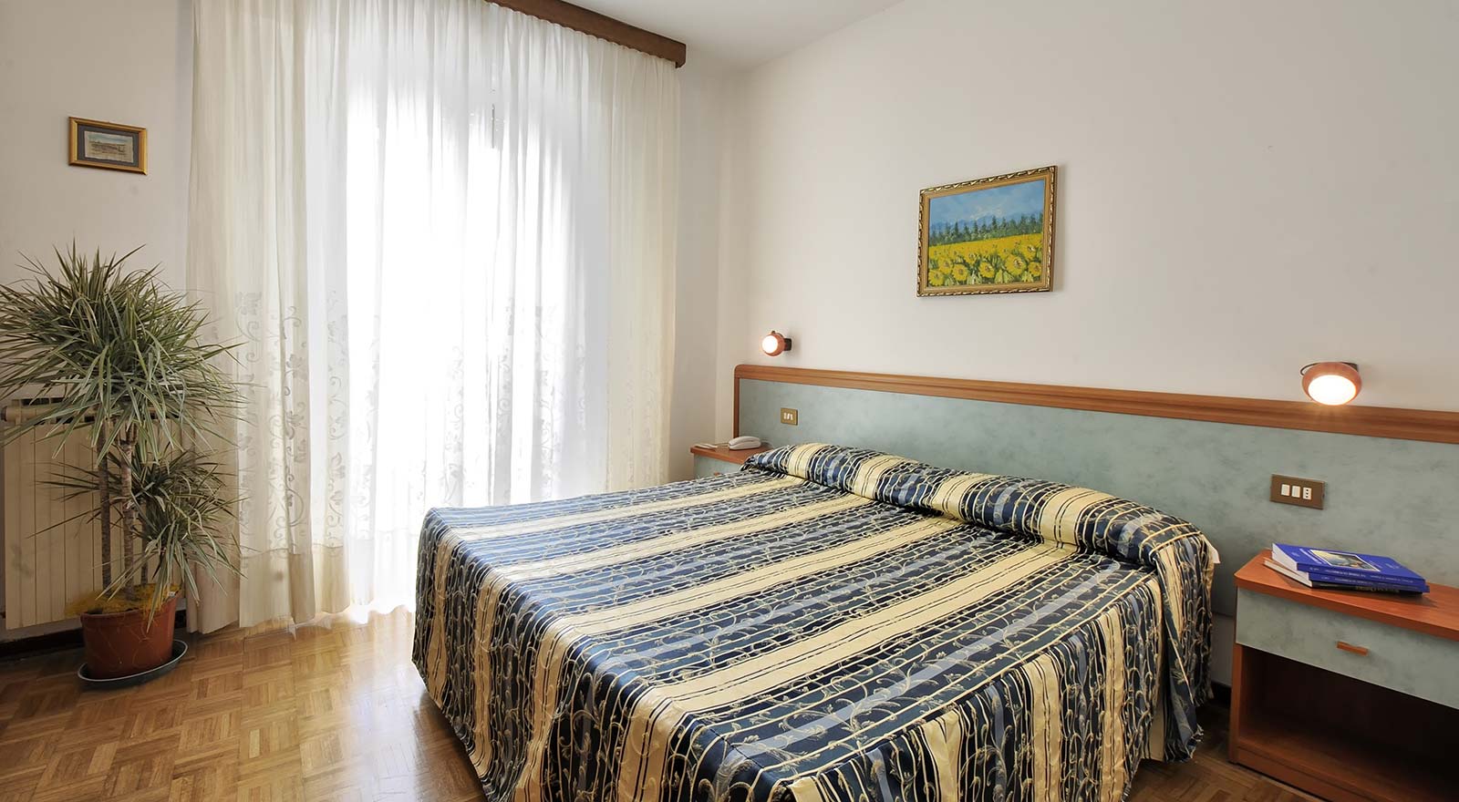 Camera letto dall'atmosfera intima ed accoglienteMatrimoniale all'Hotel Bertusi