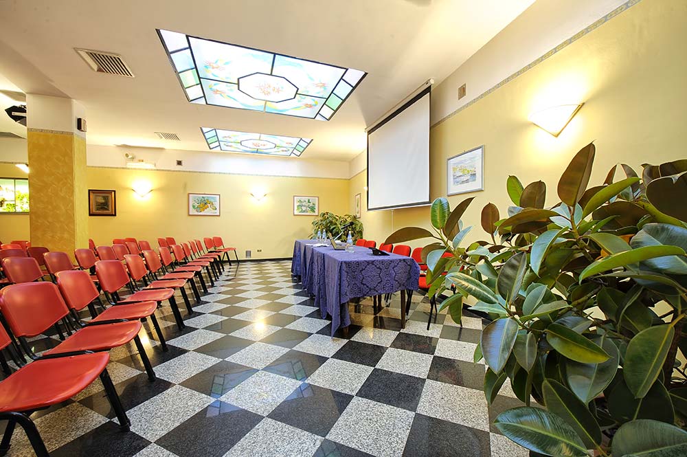 Sala per organizzare convegni e meeting attrezzata nell'Hotel Bertusi