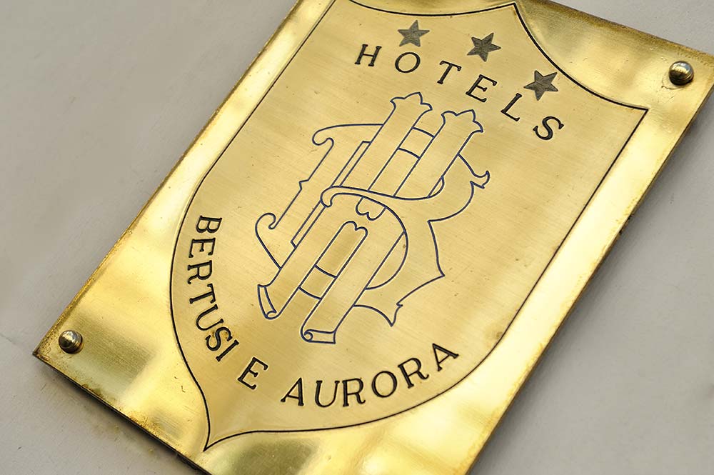 Targa con Stemma Hotels Bertusi & Aurora